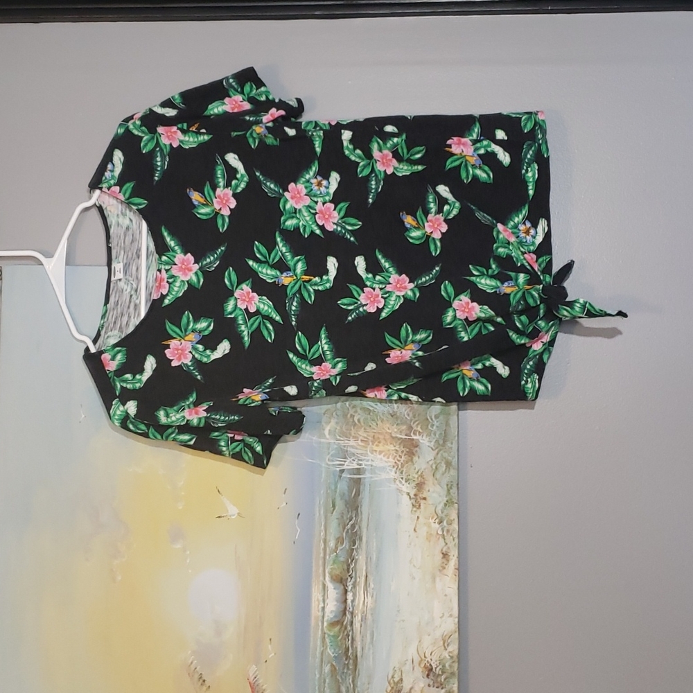 Old navy t-shirt that ties in the front. Size medium